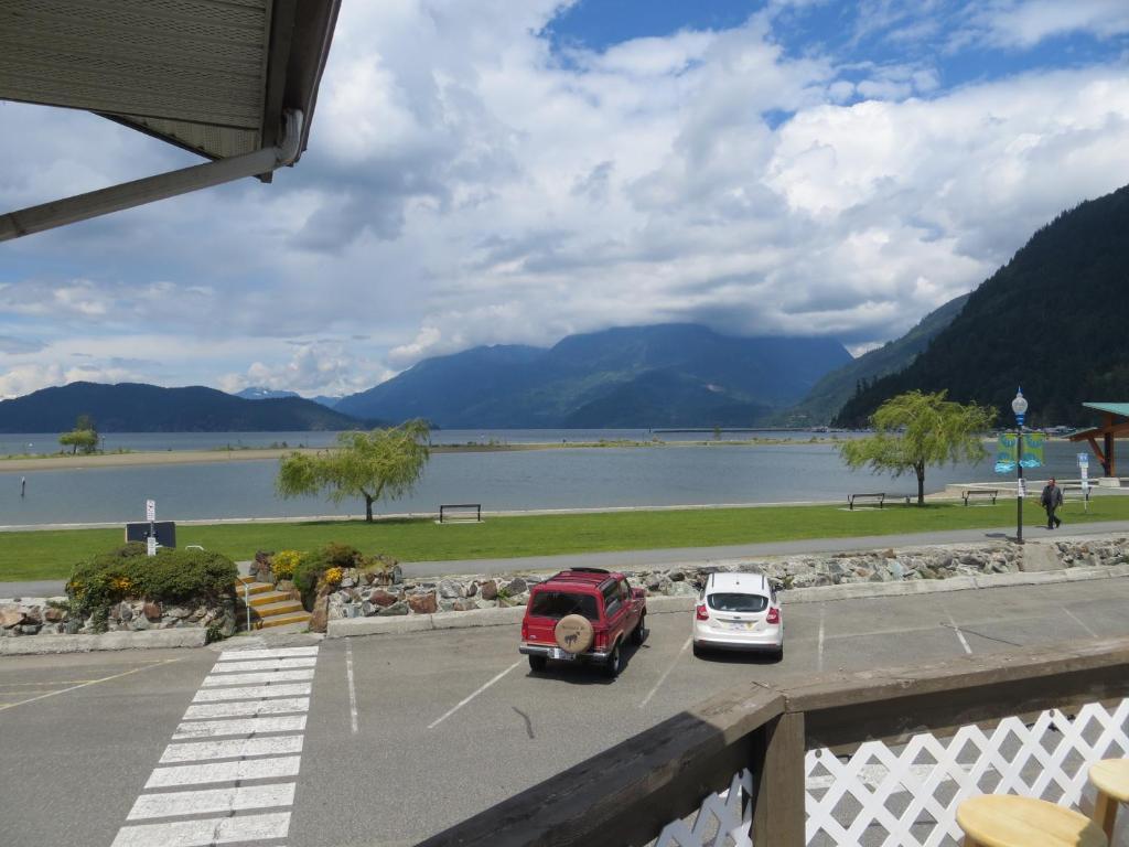 Harrison Village Motel Harrison Hot Springs Exterior photo